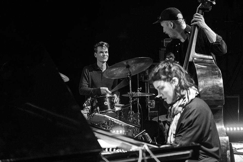 Intakt CD 380

PUNKT.VRT.PLASTIK
ZURICH CONCERT

Kaja Draksler: Piano
Petter Eldh: Bass
Christian Lillinger: Drums, Percussion Photo by Palma Fiacco